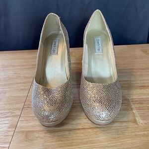 Touch Ups Womens 11M Champagne Gold Glitter Platform Pumps Formal Heels 397M